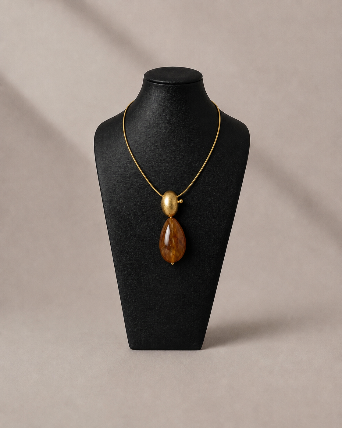 Collar Elara