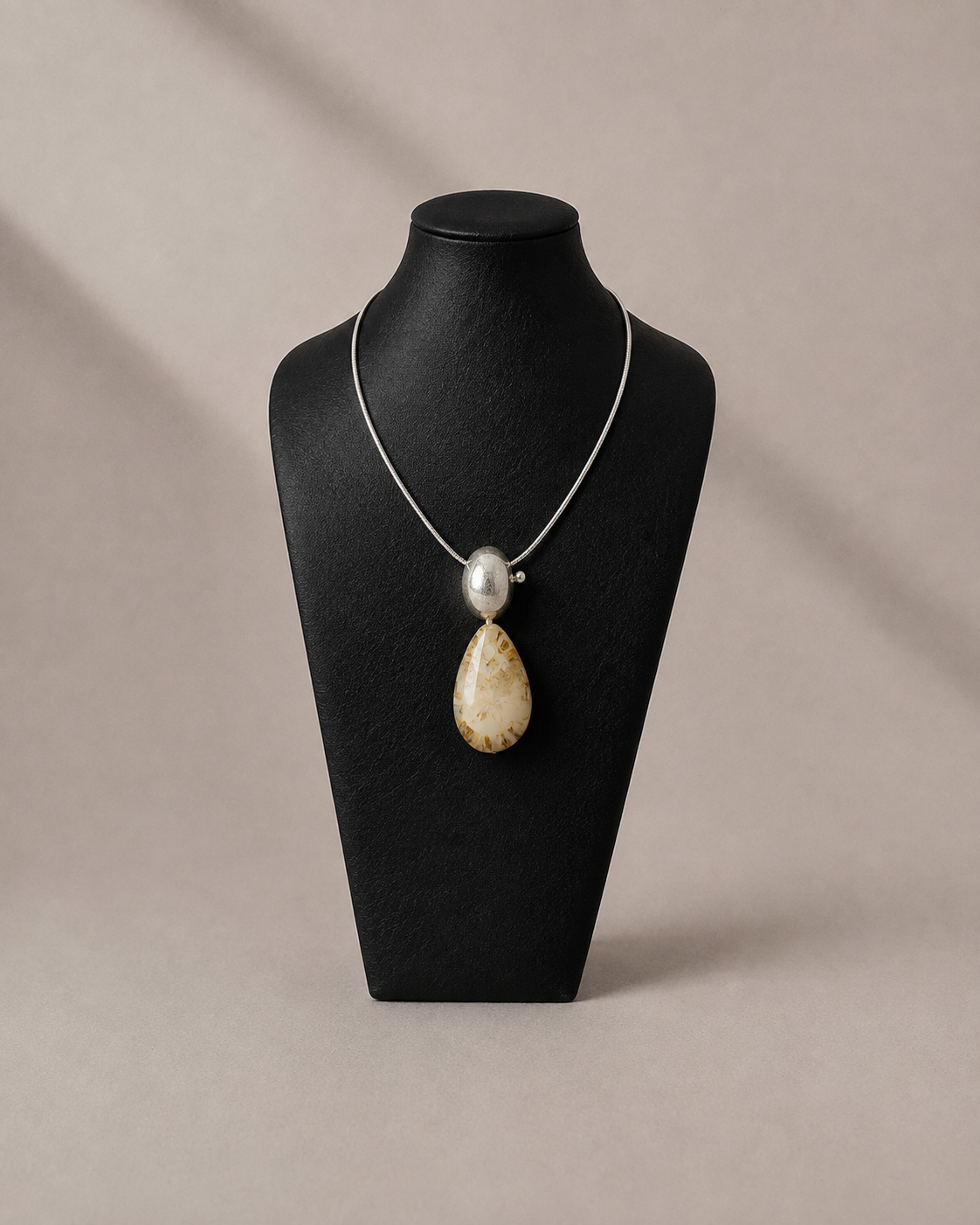 Collar Elara